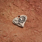 Herzanhänger mit Blume aus 925er Silber – handgefertigter Liebestalisman und Skulpturenschmuck im Boho-Stil, ideales Geschenk für Mutter, Tochter oder Freundin | Art Diva