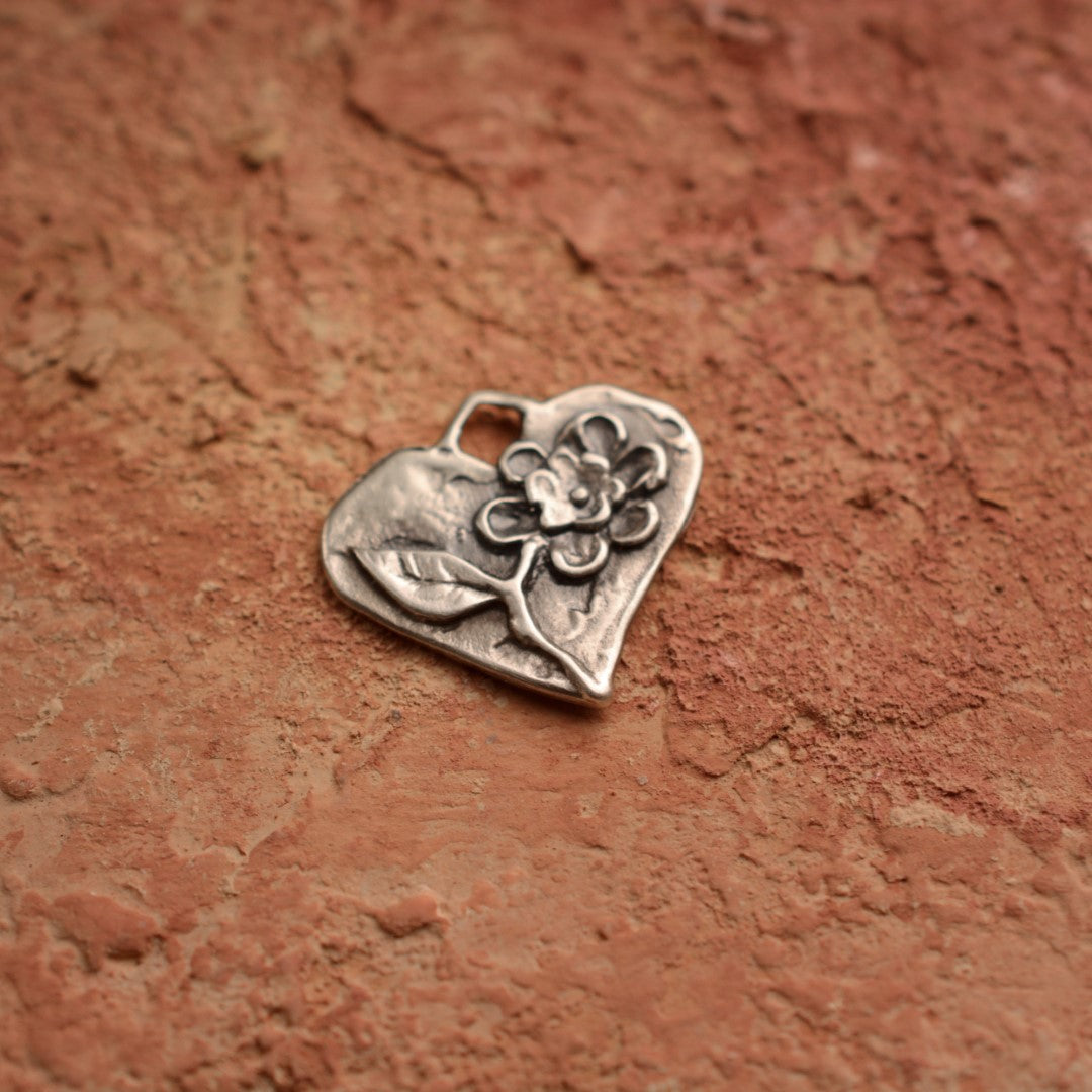 Herzanhänger mit Blume aus 925er Silber – handgefertigter Liebestalisman und Skulpturenschmuck im Boho-Stil, ideales Geschenk für Mutter, Tochter oder Freundin | Art Diva