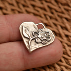 Herzanhänger mit Blume aus 925er Silber – handgefertigter Liebestalisman und Skulpturenschmuck im Boho-Stil, ideales Geschenk für Mutter, Tochter oder Freundin | Art Diva