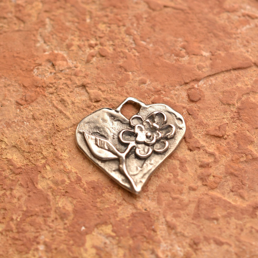 Herzanhänger mit Blume aus 925er Silber – handgefertigter Liebestalisman und Skulpturenschmuck im Boho-Stil, ideales Geschenk für Mutter, Tochter oder Freundin | Art Diva