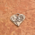 Herzanhänger mit Blume aus 925er Silber – handgefertigter Liebestalisman und Skulpturenschmuck im Boho-Stil, ideales Geschenk für Mutter, Tochter oder Freundin | Art Diva