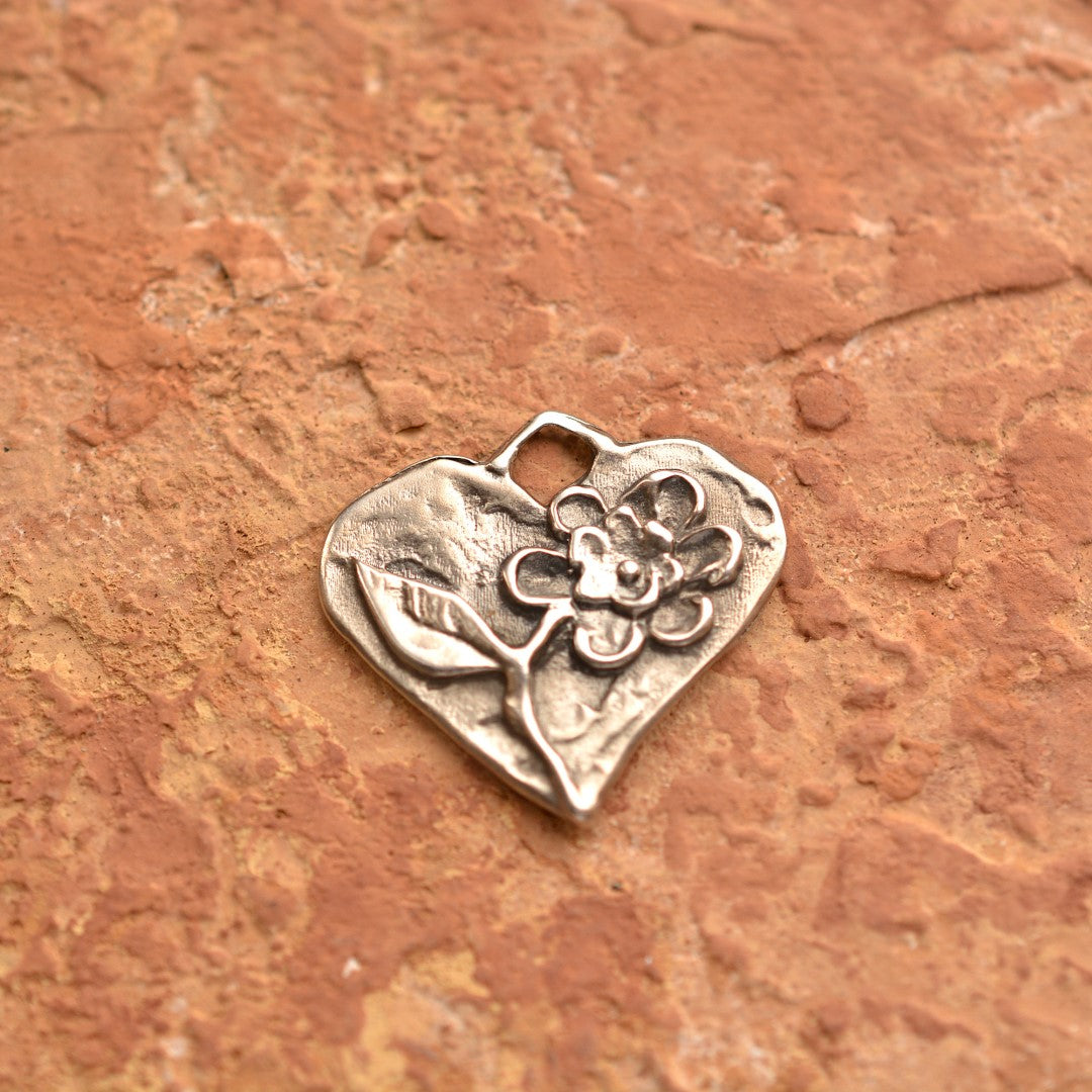 Herzanhänger mit Blume aus 925er Silber – handgefertigter Liebestalisman und Skulpturenschmuck im Boho-Stil, ideales Geschenk für Mutter, Tochter oder Freundin | Art Diva