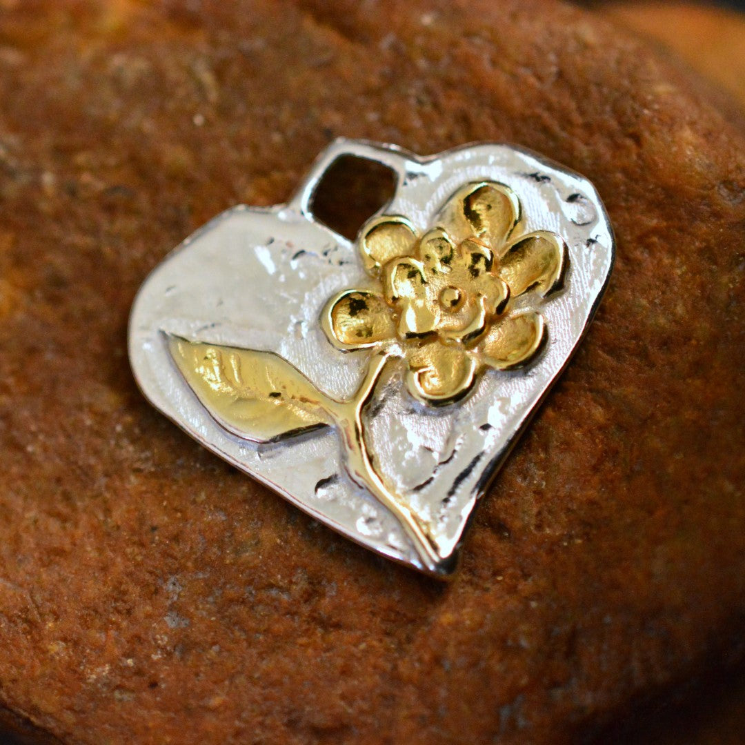Talisman für Liebe und Geborgenheit – handgefertigter Herzanhänger aus 925er Silber mit Blume und goldfarbenen Akzenten im Boho- und rustikalen Stil | Art Diva