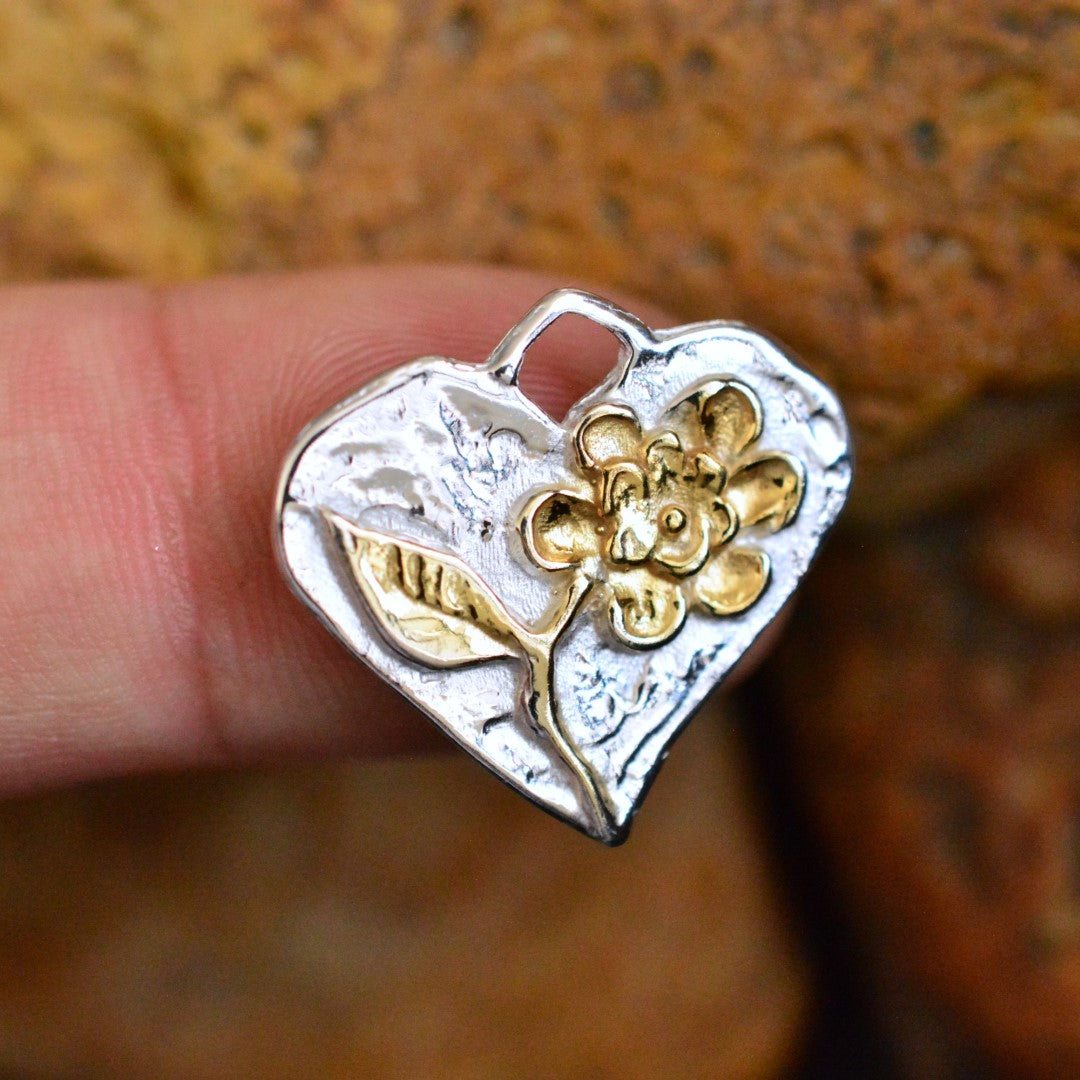 Talisman für Liebe und Geborgenheit – handgefertigter Herzanhänger aus 925er Silber mit Blume und goldfarbenen Akzenten im Boho- und rustikalen Stil | Art Diva