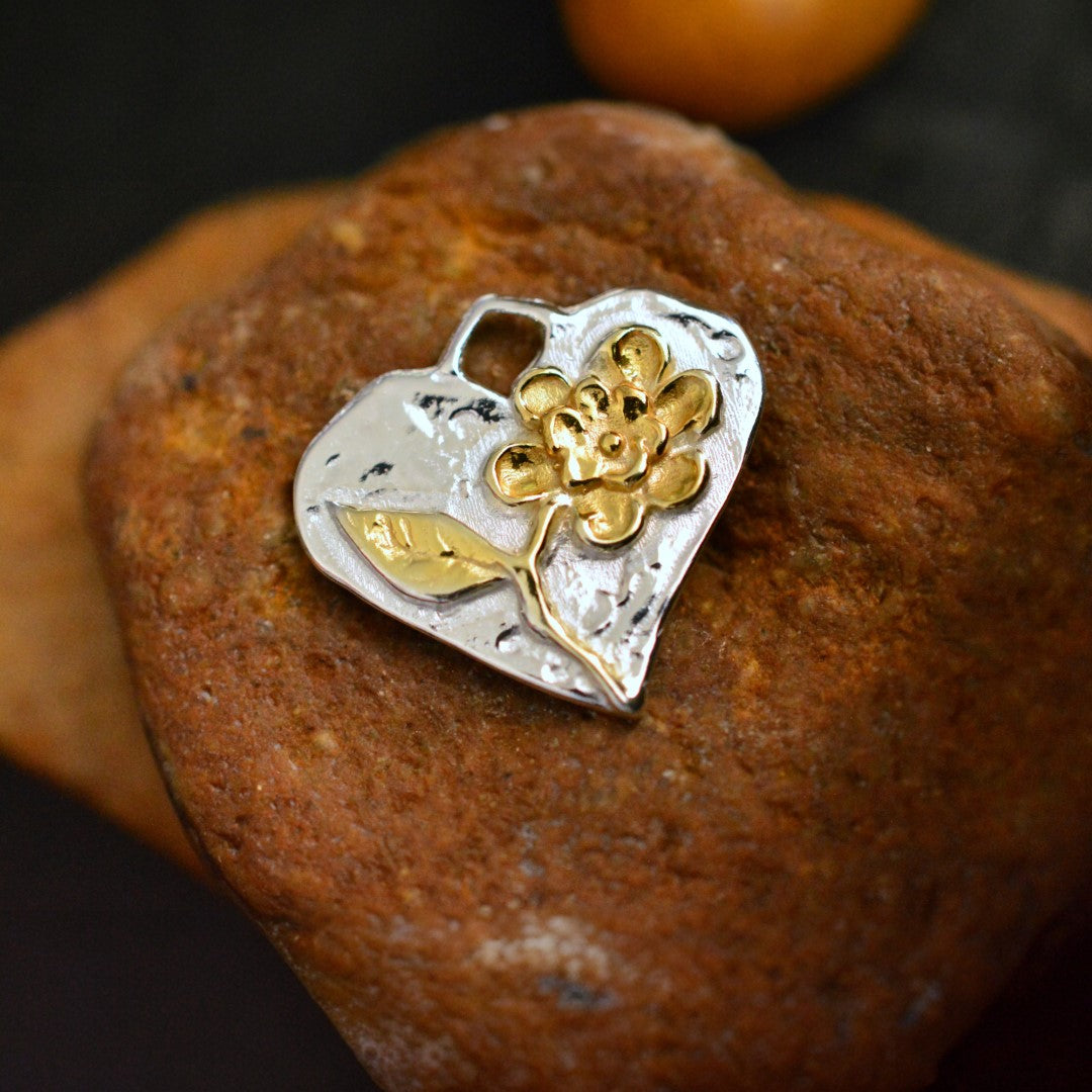 Talisman für Liebe und Geborgenheit – handgefertigter Herzanhänger aus 925er Silber mit Blume und goldfarbenen Akzenten im Boho- und rustikalen Stil | Art Diva