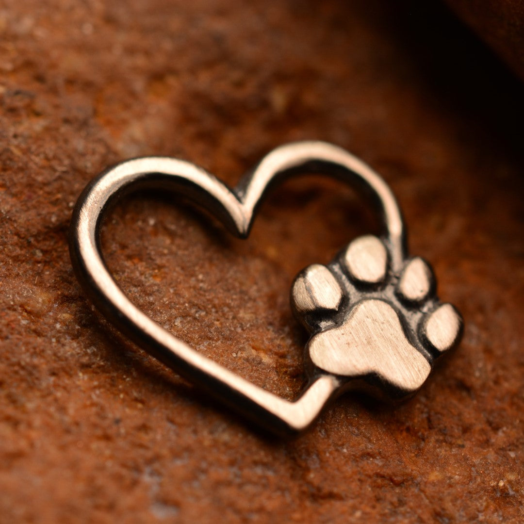 „Herz und Pfote“-Anhänger aus 925er Silber – Symbol der Tierliebe sowie Talisman für Treue und bedingungslose Liebe, oxidierter Skulpturenschmuck im Boho- und rustikalen Stil | Art Diva