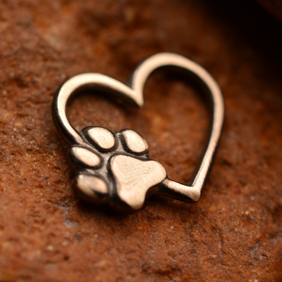 „Herz und Pfote“-Anhänger aus 925er Silber – Symbol der Tierliebe sowie Talisman für Treue und bedingungslose Liebe, oxidierter Skulpturenschmuck im Boho- und rustikalen Stil | Art Diva