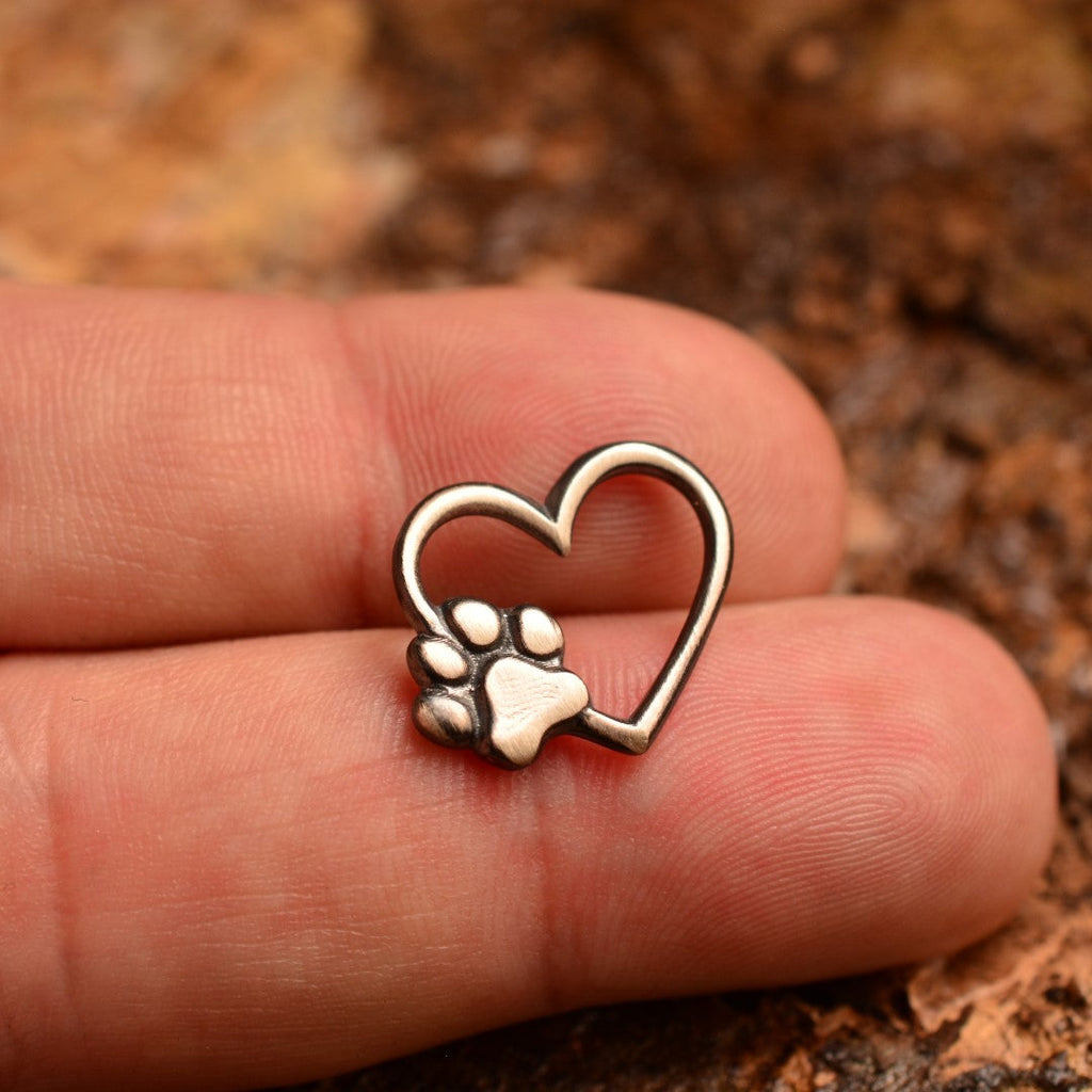 „Herz und Pfote“-Anhänger aus 925er Silber – Symbol der Tierliebe sowie Talisman für Treue und bedingungslose Liebe, oxidierter Skulpturenschmuck im Boho- und rustikalen Stil | Art Diva