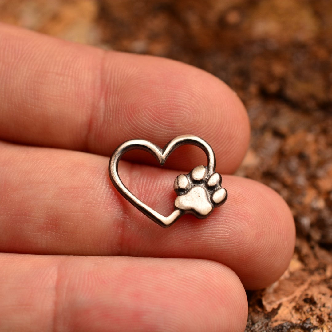 „Herz und Pfote“-Anhänger aus 925er Silber – Symbol der Tierliebe sowie Talisman für Treue und bedingungslose Liebe, oxidierter Skulpturenschmuck im Boho- und rustikalen Stil | Art Diva