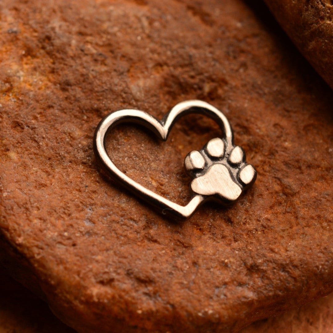 „Herz und Pfote“-Anhänger aus 925er Silber – Symbol der Tierliebe sowie Talisman für Treue und bedingungslose Liebe, oxidierter Skulpturenschmuck im Boho- und rustikalen Stil | Art Diva