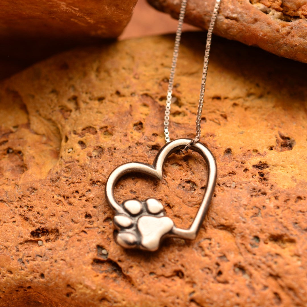 „Herz und Pfote“-Anhänger aus 925er Silber – Symbol der Tierliebe sowie Talisman für Treue und bedingungslose Liebe, oxidierter Skulpturenschmuck im Boho- und rustikalen Stil | Art Diva