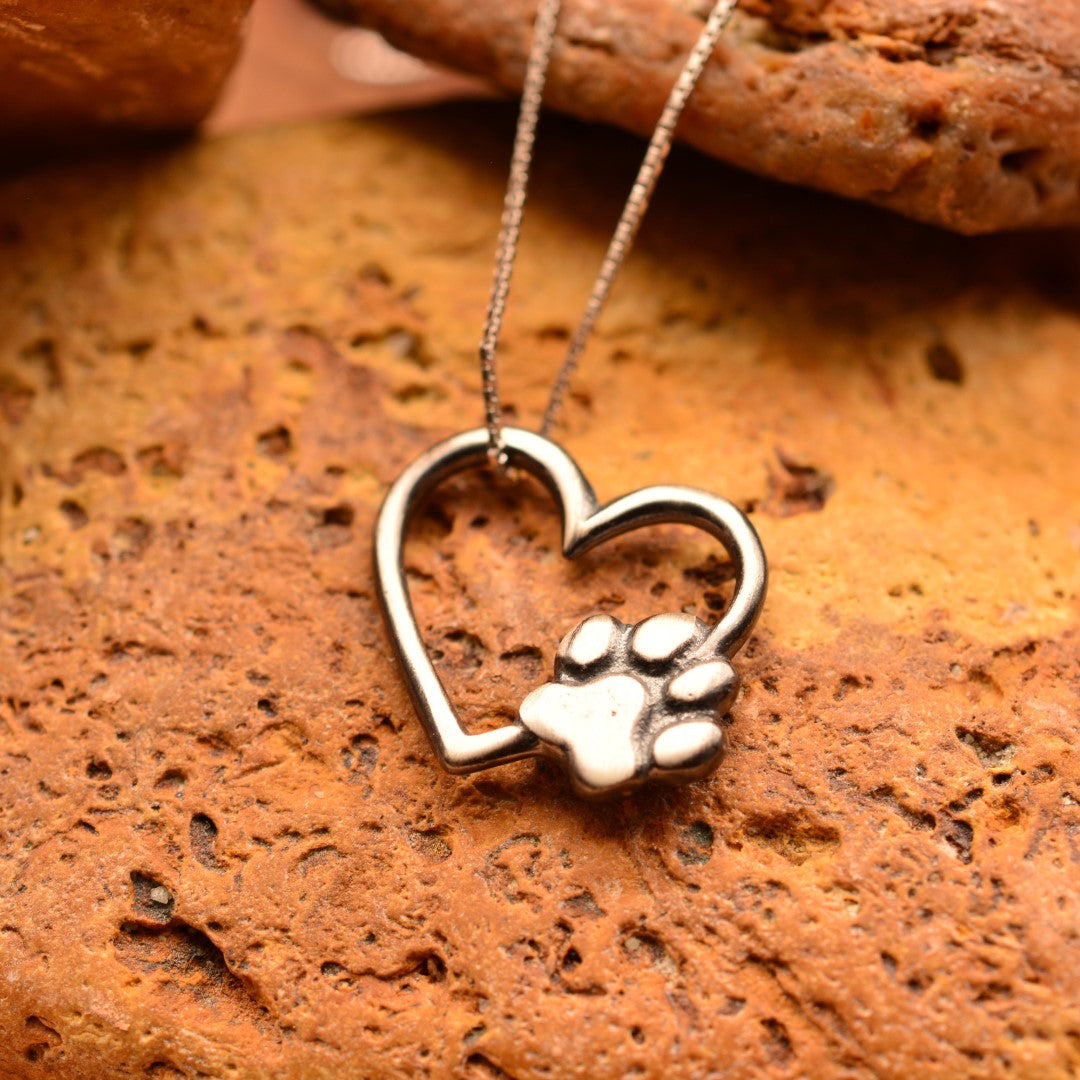 „Herz und Pfote“-Anhänger aus 925er Silber – Symbol der Tierliebe sowie Talisman für Treue und bedingungslose Liebe, oxidierter Skulpturenschmuck im Boho- und rustikalen Stil | Art Diva