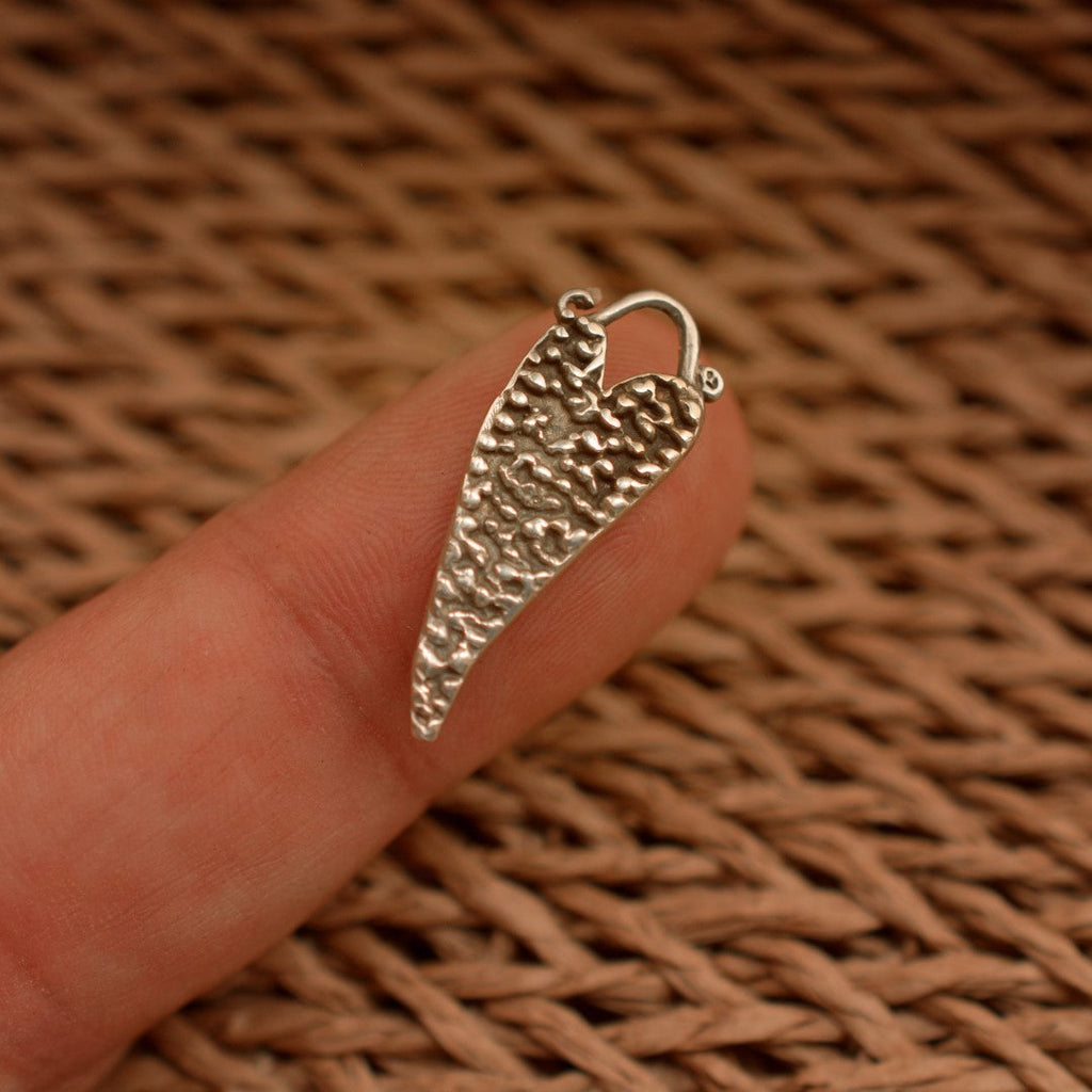 „Herz mit Tautropfen“ – Anhänger aus 925er Silber, Talisman für reine Liebe und Hoffnung, Skulpturenschmuck im Boho- und rustikalen Stil | Art Diva