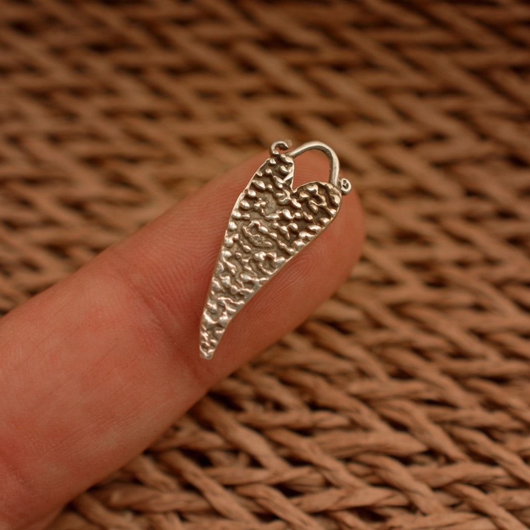 „Herz mit Tautropfen“ – Anhänger aus 925er Silber, Talisman für reine Liebe und Hoffnung, Skulpturenschmuck im Boho- und rustikalen Stil | Art Diva