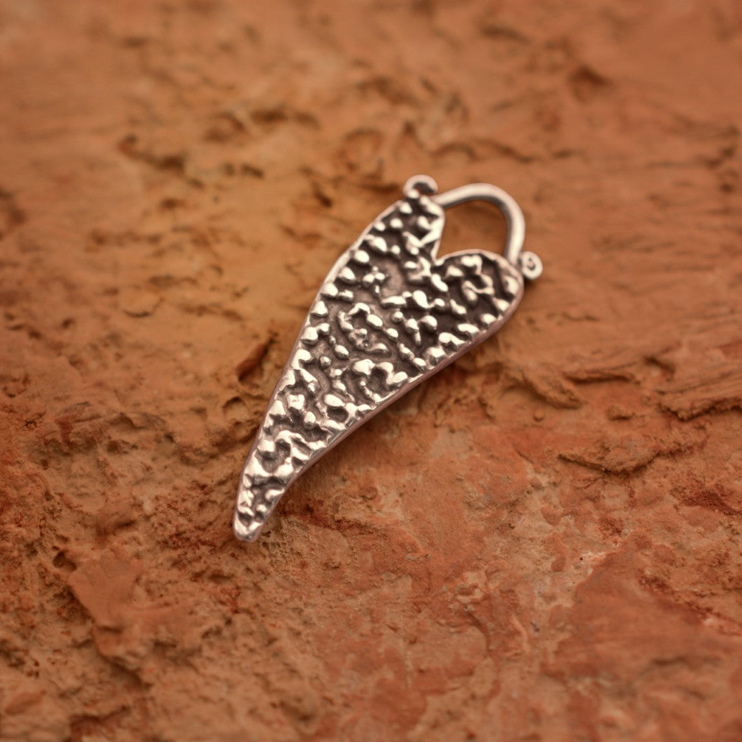 „Herz mit Tautropfen“ – Anhänger aus 925er Silber, Talisman für reine Liebe und Hoffnung, Skulpturenschmuck im Boho- und rustikalen Stil | Art Diva
