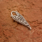 „Herz mit Tautropfen“ – Anhänger aus 925er Silber, Talisman für reine Liebe und Hoffnung, Skulpturenschmuck im Boho- und rustikalen Stil | Art Diva