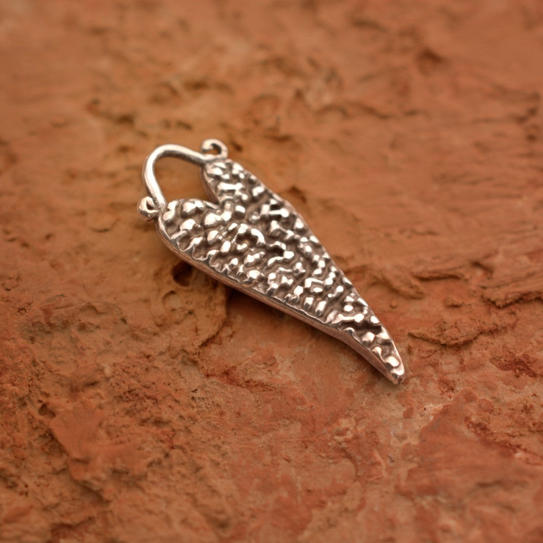 „Herz mit Tautropfen“ – Anhänger aus 925er Silber, Talisman für reine Liebe und Hoffnung, Skulpturenschmuck im Boho- und rustikalen Stil | Art Diva