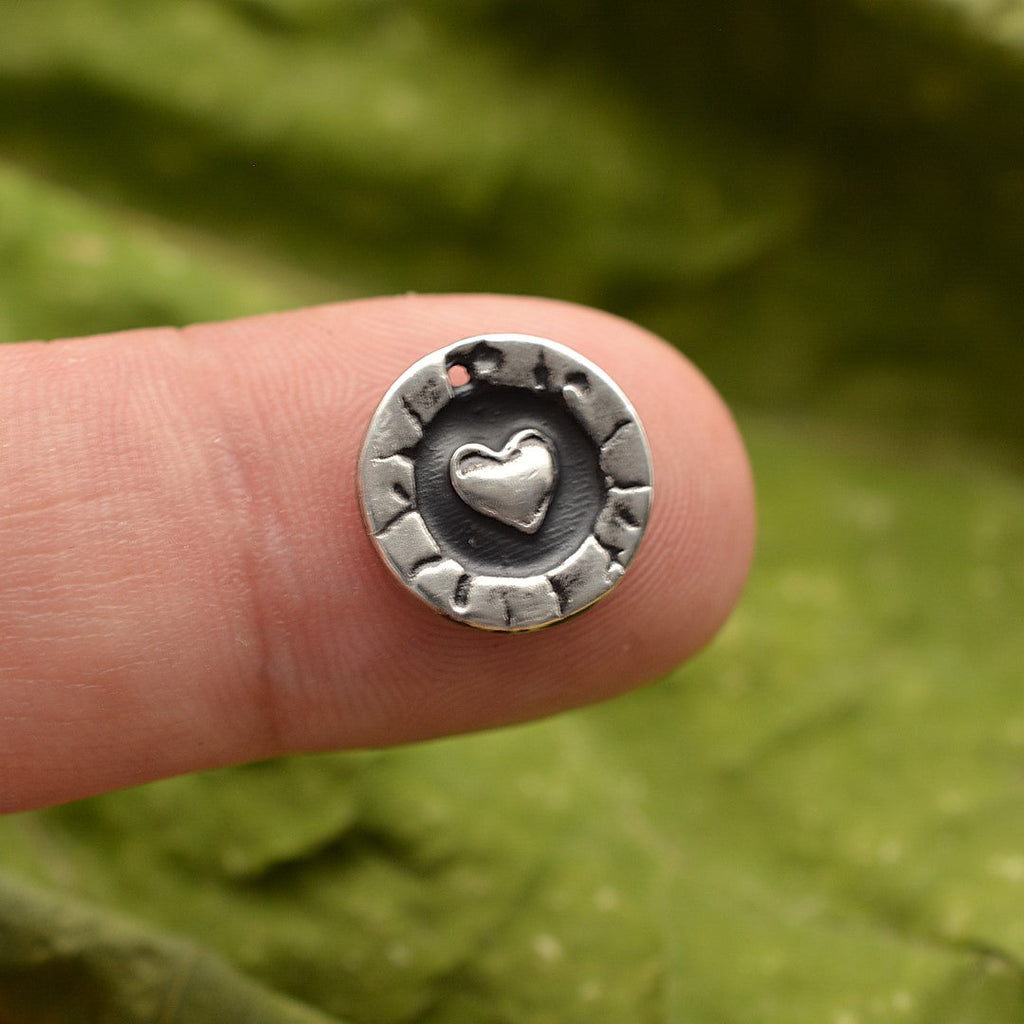 „Herz im Kreis“ – handgefertigter Anhänger aus 925er Silber, Talisman für Liebe und Schutz, Skulpturenschmuck im Boho- und rustikalen Stil | Art Diva