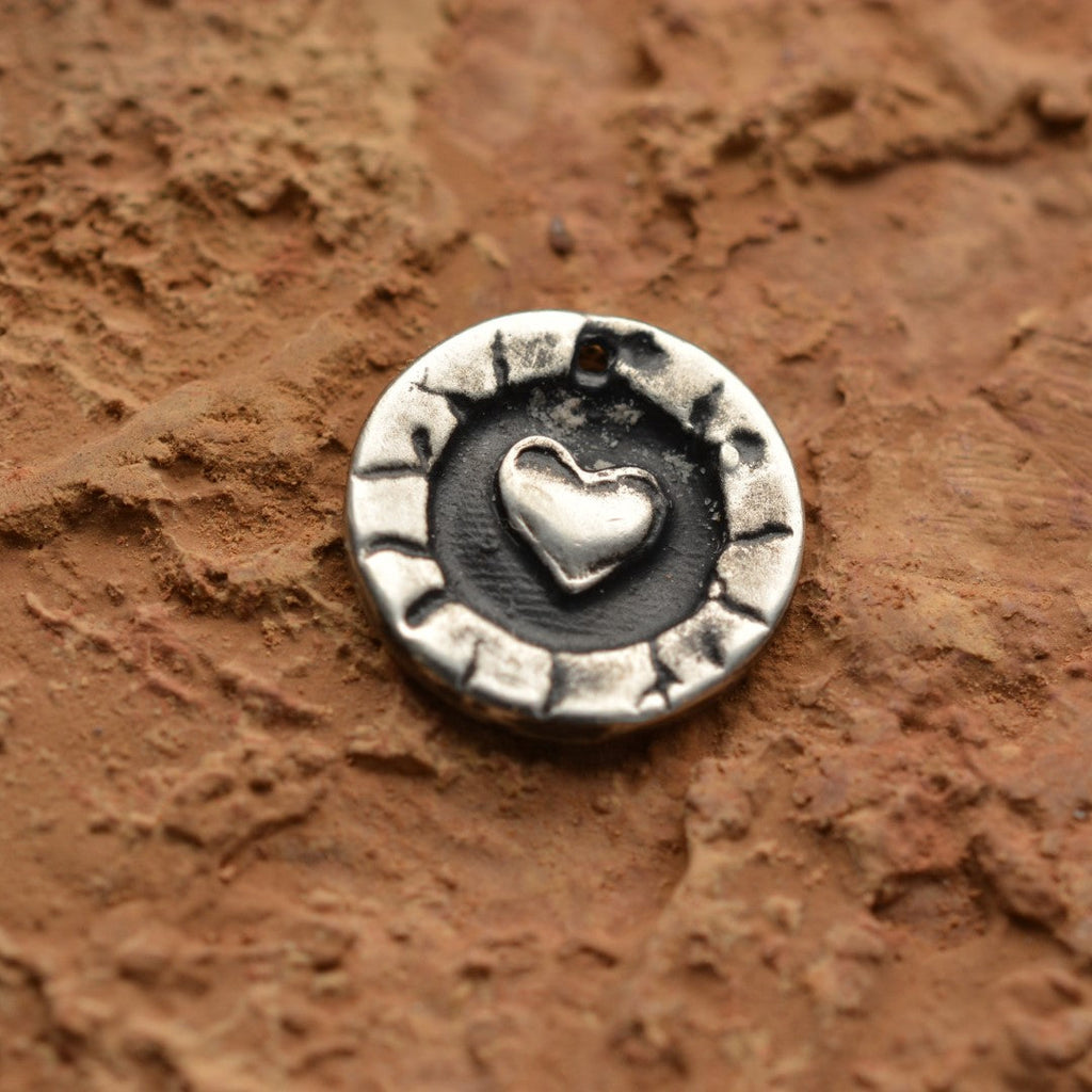 „Herz im Kreis“ – handgefertigter Anhänger aus 925er Silber, Talisman für Liebe und Schutz, Skulpturenschmuck im Boho- und rustikalen Stil | Art Diva