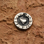 „Herz im Kreis“ – handgefertigter Anhänger aus 925er Silber, Talisman für Liebe und Schutz, Skulpturenschmuck im Boho- und rustikalen Stil | Art Diva