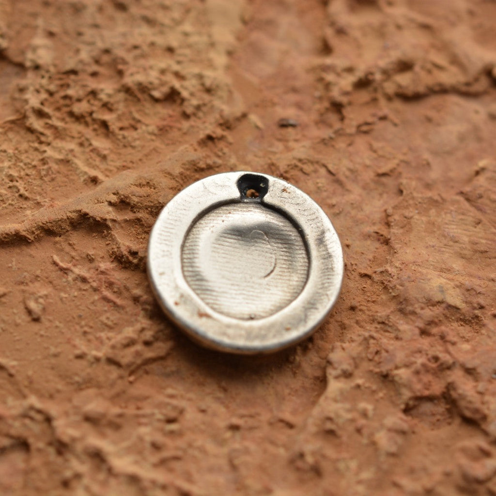 „Herz im Kreis“ – handgefertigter Anhänger aus 925er Silber, Talisman für Liebe und Schutz, Skulpturenschmuck im Boho- und rustikalen Stil | Art Diva