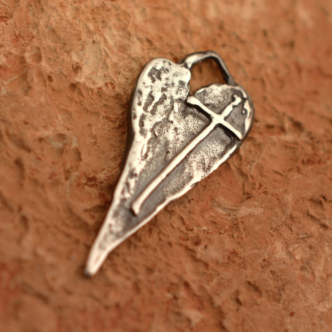 925er Silberanhänger „Längliches Herz mit Kreuz“ – handgefertigter Boho-Talisman für den Glauben an die Liebe, skulpturales Schmuckstück und Geschenk für Mutter, Tochter oder Freundin | Art Diva
