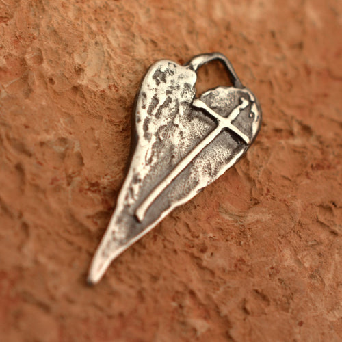 925er Silberanhänger „Längliches Herz mit Kreuz“ – handgefertigter Boho-Talisman für den Glauben an die Liebe, skulpturales Schmuckstück und Geschenk für Mutter, Tochter oder Freundin | Art Diva
