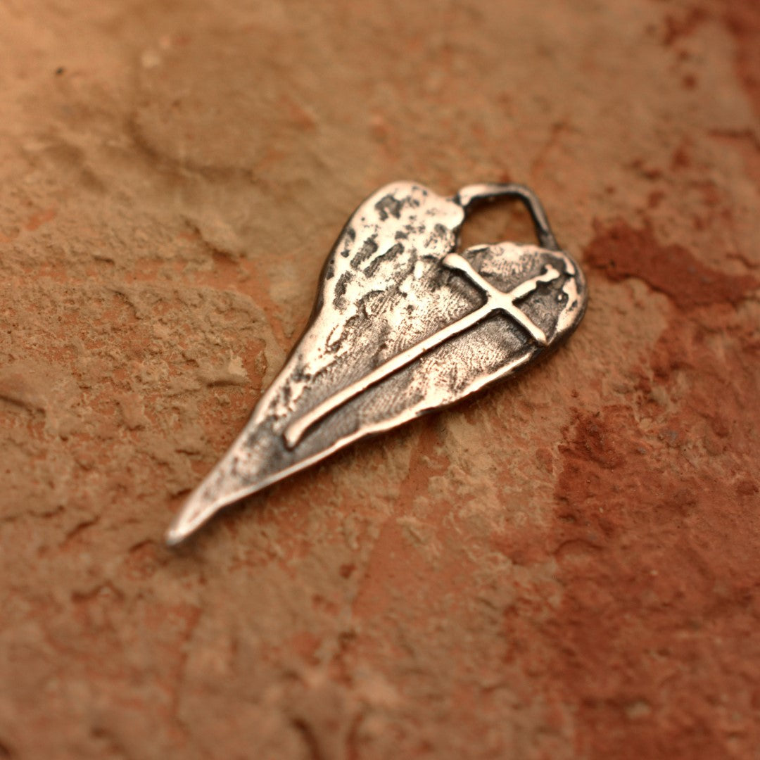 925er Silberanhänger „Längliches Herz mit Kreuz“ – handgefertigter Boho-Talisman für den Glauben an die Liebe, skulpturales Schmuckstück und Geschenk für Mutter, Tochter oder Freundin | Art Diva