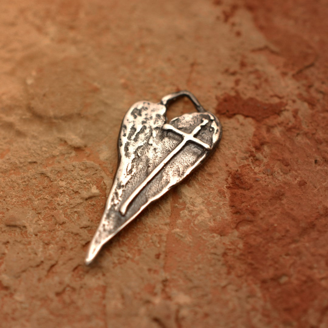 925er Silberanhänger „Längliches Herz mit Kreuz“ – handgefertigter Boho-Talisman für den Glauben an die Liebe, skulpturales Schmuckstück und Geschenk für Mutter, Tochter oder Freundin | Art Diva