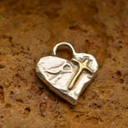 „Glaube an die Liebe“-Miniaturanhänger mit Herz und Kreuz aus 925er Silber mit vergoldeten Akzenten – handgefertigtes Symbol spiritueller Liebe, rustikaler Skulpturenschmuck aus der Kollektion „Glanz“ | Art Diva
