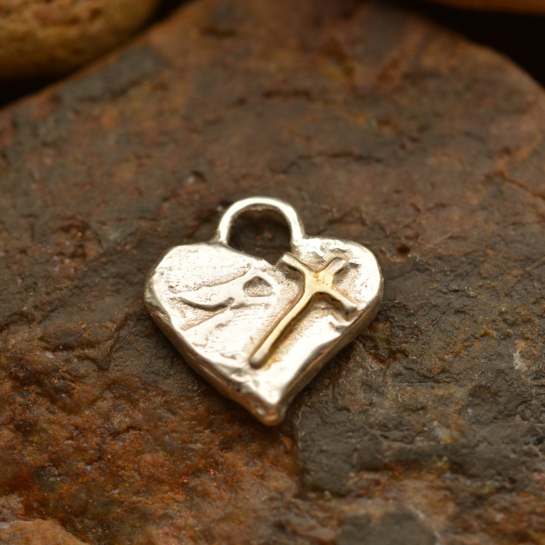 „Glaube an die Liebe“-Miniaturanhänger mit Herz und Kreuz aus 925er Silber mit vergoldeten Akzenten – handgefertigtes Symbol spiritueller Liebe, rustikaler Skulpturenschmuck aus der Kollektion „Glanz“ | Art Diva