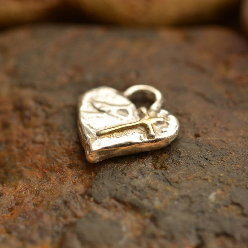 „Glaube an die Liebe“-Miniaturanhänger mit Herz und Kreuz aus 925er Silber mit vergoldeten Akzenten – handgefertigtes Symbol spiritueller Liebe, rustikaler Skulpturenschmuck aus der Kollektion „Glanz“ | Art Diva