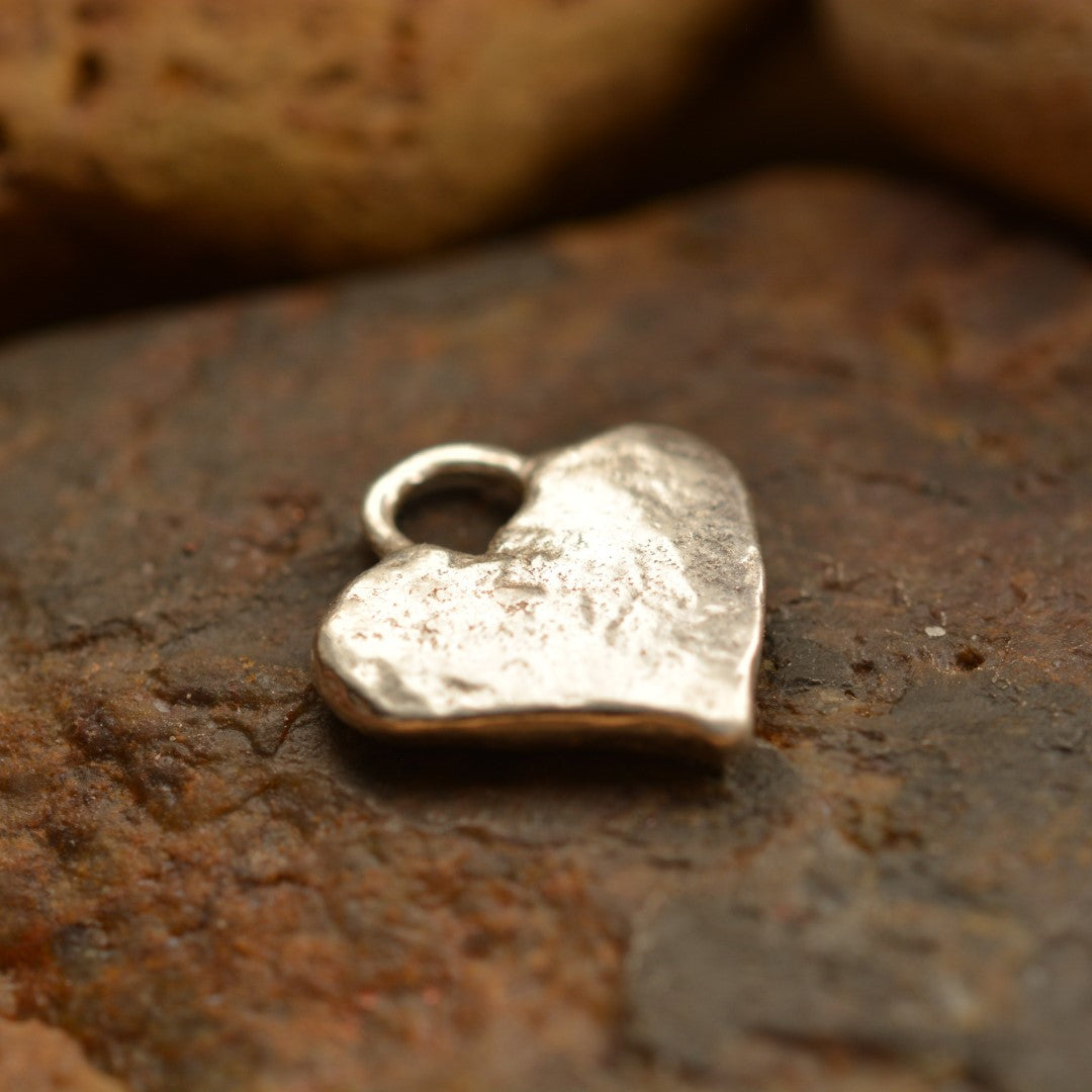 „Glaube an die Liebe“-Miniaturanhänger mit Herz und Kreuz aus 925er Silber mit vergoldeten Akzenten – handgefertigtes Symbol spiritueller Liebe, rustikaler Skulpturenschmuck aus der Kollektion „Glanz“ | Art Diva