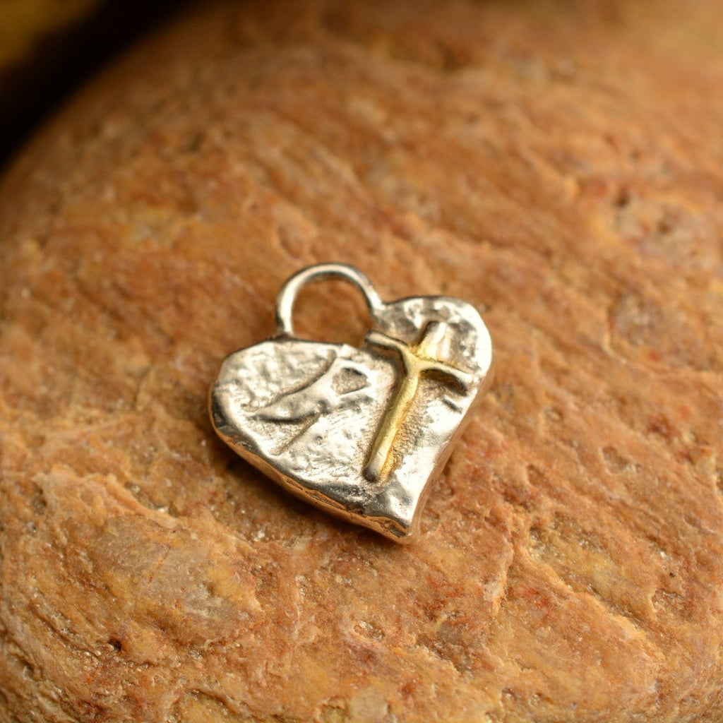 „Glaube an die Liebe“-Miniaturanhänger mit Herz und Kreuz aus 925er Silber mit vergoldeten Akzenten – handgefertigtes Symbol spiritueller Liebe, rustikaler Skulpturenschmuck aus der Kollektion „Glanz“ | Art Diva