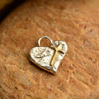 „Glaube an die Liebe“-Miniaturanhänger mit Herz und Kreuz aus 925er Silber mit vergoldeten Akzenten – handgefertigtes Symbol spiritueller Liebe, rustikaler Skulpturenschmuck aus der Kollektion „Glanz“ | Art Diva