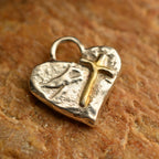 „Glaube an die Liebe“-Miniaturanhänger mit Herz und Kreuz aus 925er Silber mit vergoldeten Akzenten – handgefertigtes Symbol spiritueller Liebe, rustikaler Skulpturenschmuck aus der Kollektion „Glanz“ | Art Diva