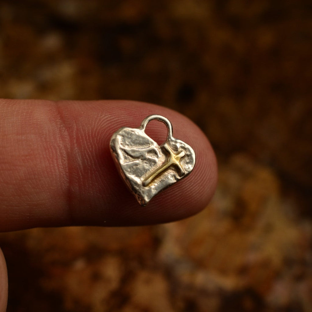 „Glaube an die Liebe“-Miniaturanhänger mit Herz und Kreuz aus 925er Silber mit vergoldeten Akzenten – handgefertigtes Symbol spiritueller Liebe, rustikaler Skulpturenschmuck aus der Kollektion „Glanz“ | Art Diva