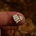 „Glaube an die Liebe“-Miniaturanhänger mit Herz und Kreuz aus 925er Silber mit vergoldeten Akzenten – handgefertigtes Symbol spiritueller Liebe, rustikaler Skulpturenschmuck aus der Kollektion „Glanz“ | Art Diva