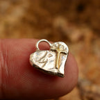 „Glaube an die Liebe“-Miniaturanhänger mit Herz und Kreuz aus 925er Silber mit vergoldeten Akzenten – handgefertigtes Symbol spiritueller Liebe, rustikaler Skulpturenschmuck aus der Kollektion „Glanz“ | Art Diva