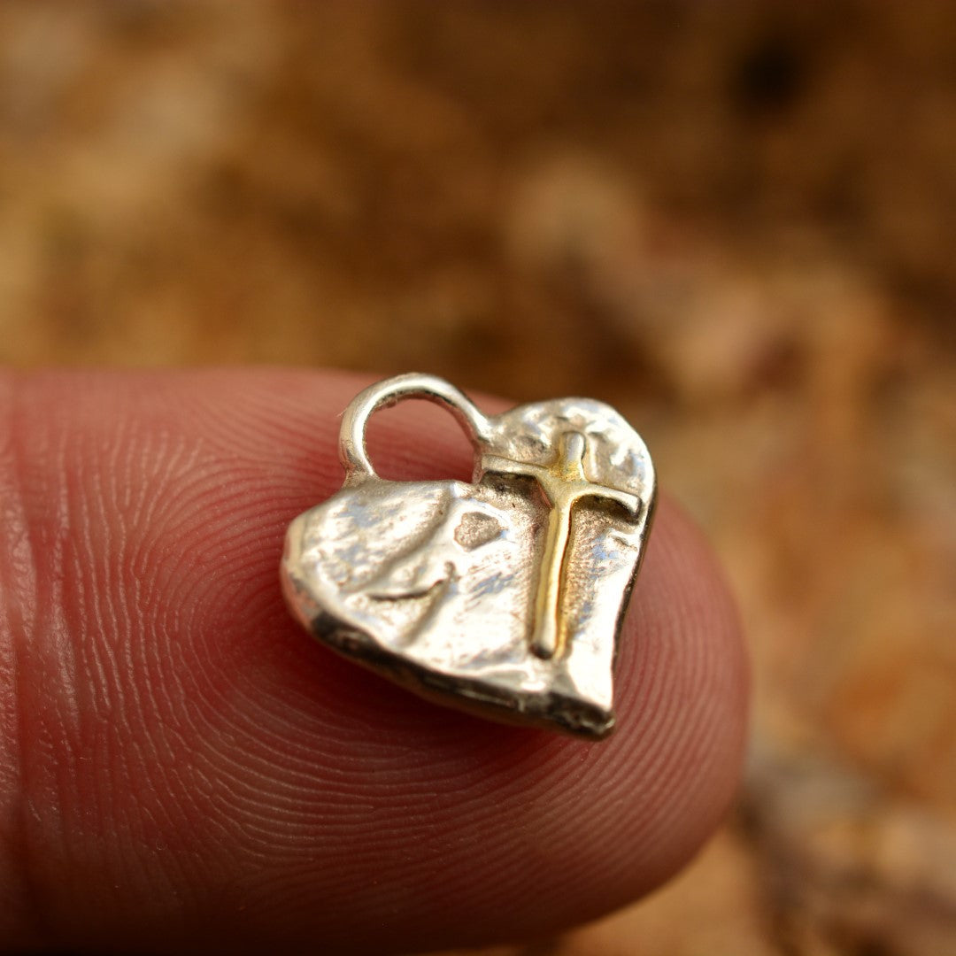 „Glaube an die Liebe“-Miniaturanhänger mit Herz und Kreuz aus 925er Silber mit vergoldeten Akzenten – handgefertigtes Symbol spiritueller Liebe, rustikaler Skulpturenschmuck aus der Kollektion „Glanz“ | Art Diva