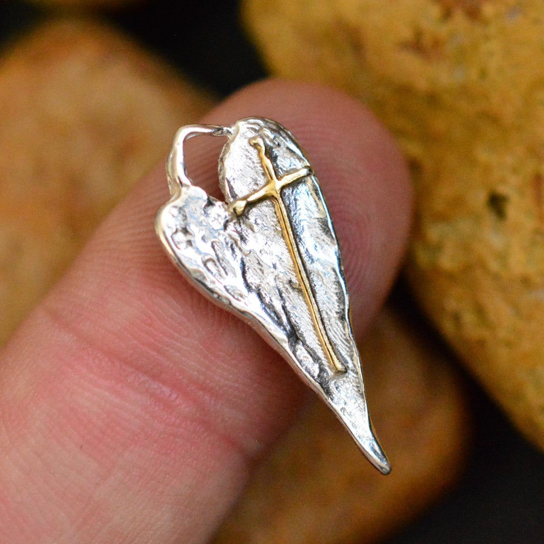 925er Silberanhänger „Längliches Herz mit Kreuz“ mit goldenen Akzenten – handgefertigter Boho-Talisman für den Glauben an die Liebe, skulpturales Schmuckstück und Geschenk für Mutter, Tochter oder Freundin | Art Diva