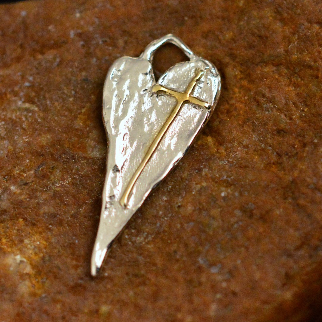 925er Silberanhänger „Längliches Herz mit Kreuz“ mit goldenen Akzenten – handgefertigter Boho-Talisman für den Glauben an die Liebe, skulpturales Schmuckstück und Geschenk für Mutter, Tochter oder Freundin | Art Diva