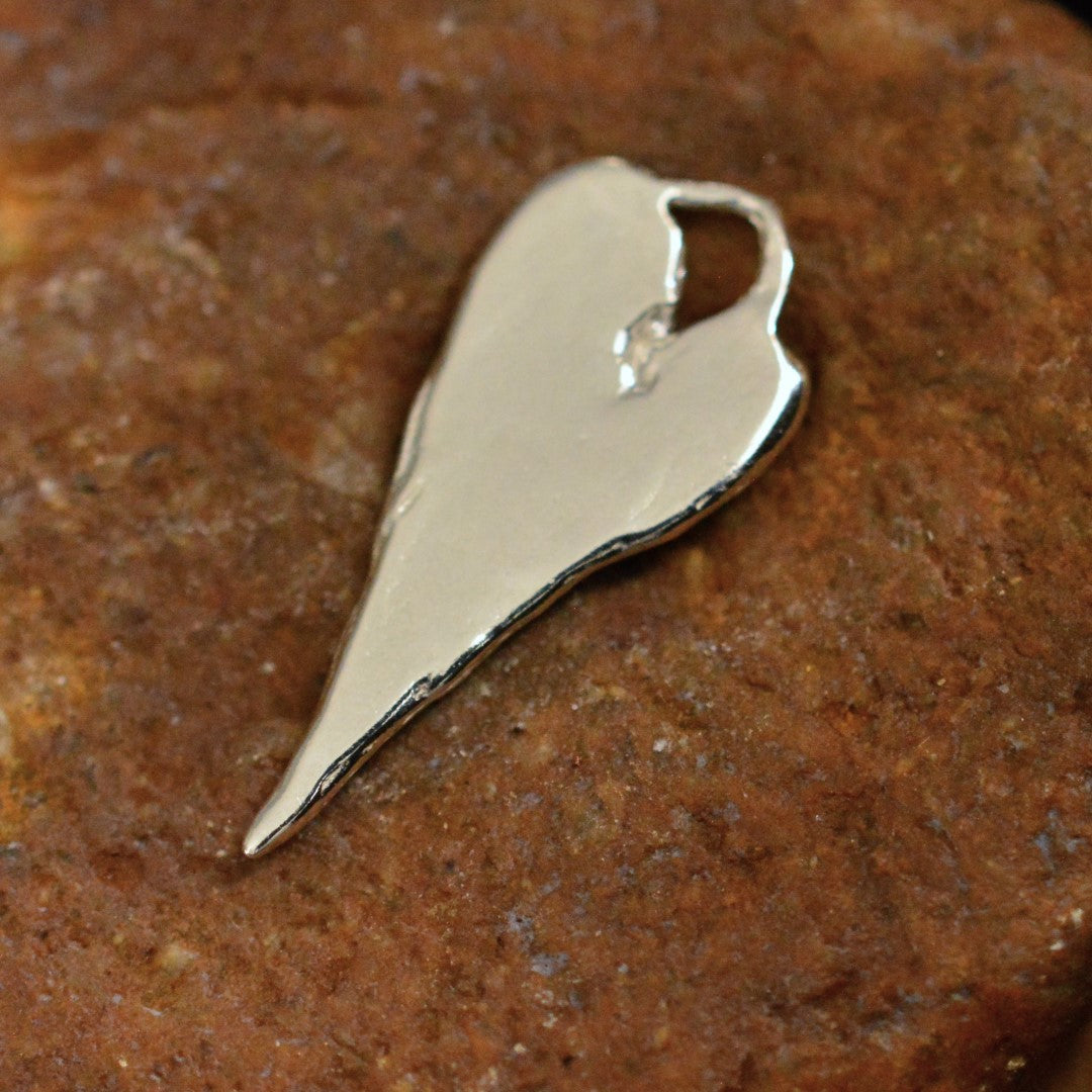 925er Silberanhänger „Längliches Herz mit Kreuz“ mit goldenen Akzenten – handgefertigter Boho-Talisman für den Glauben an die Liebe, skulpturales Schmuckstück und Geschenk für Mutter, Tochter oder Freundin | Art Diva
