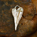 925er Silberanhänger „Längliches Herz mit Kreuz“ mit goldenen Akzenten – handgefertigter Boho-Talisman für den Glauben an die Liebe, skulpturales Schmuckstück und Geschenk für Mutter, Tochter oder Freundin | Art Diva