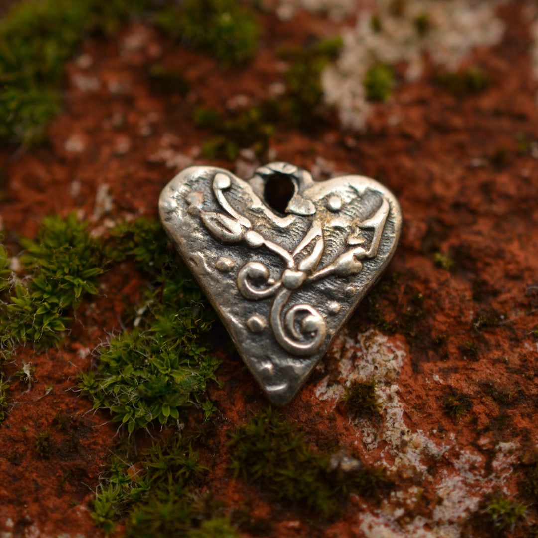 Herzanhänger aus 925er Silber – handgefertigter Liebestalisman und Skulpturenschmuck im Boho-Stil, ideales Geschenk für Mutter, Tochter oder Freundin | Art Diva