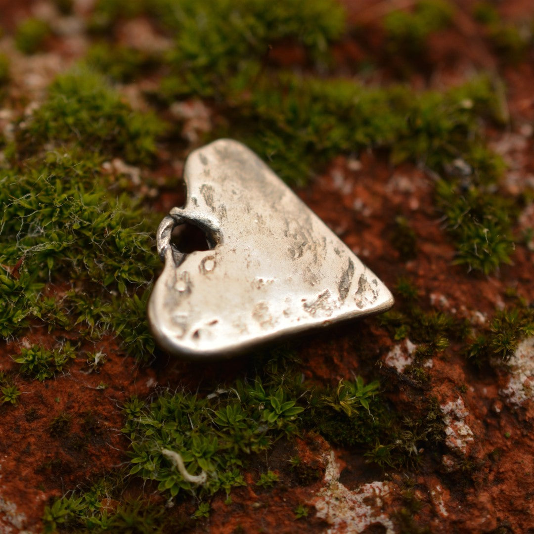 Herzanhänger aus 925er Silber – handgefertigter Liebestalisman und Skulpturenschmuck im Boho-Stil, ideales Geschenk für Mutter, Tochter oder Freundin | Art Diva
