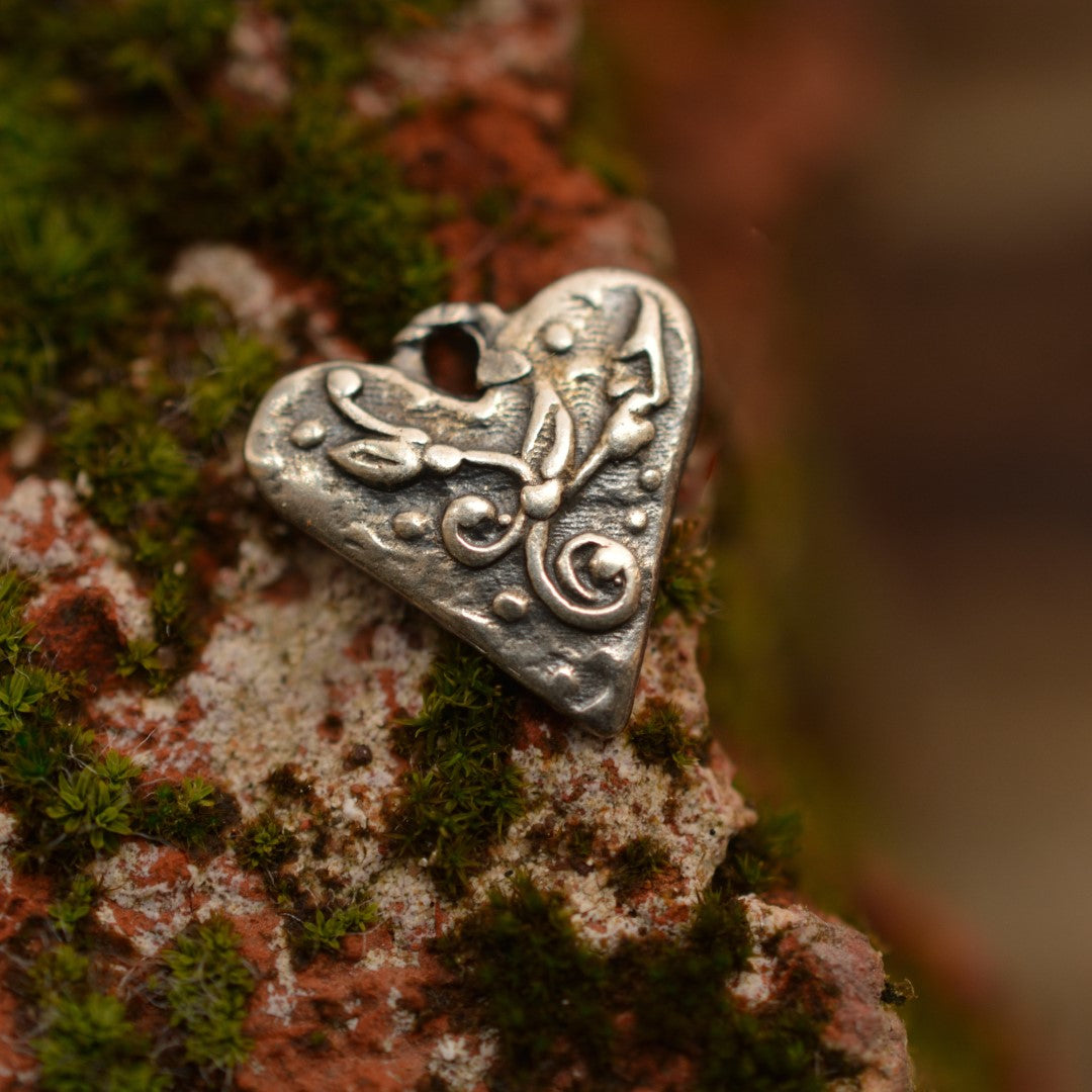 Herzanhänger aus 925er Silber – handgefertigter Liebestalisman und Skulpturenschmuck im Boho-Stil, ideales Geschenk für Mutter, Tochter oder Freundin | Art Diva