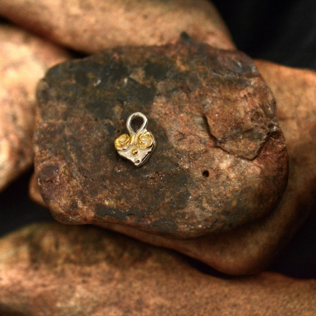 Liebestalisman – handgefertigter Herzanhänger aus 925er Silber mit goldfarbenen Akzenten im Boho- und rustikalen Stil | Art Diva