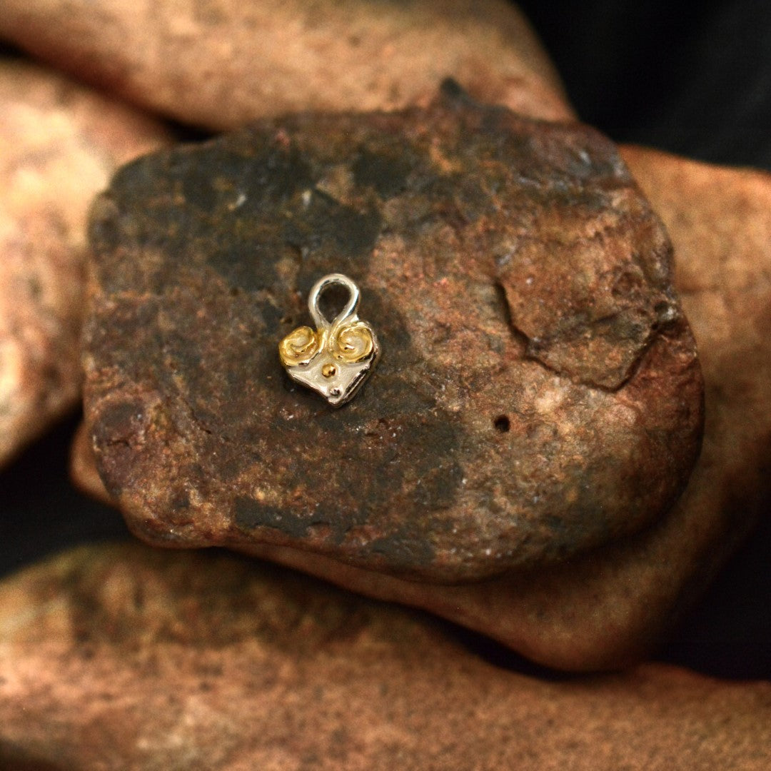 Liebestalisman – handgefertigter Herzanhänger aus 925er Silber mit goldfarbenen Akzenten im Boho- und rustikalen Stil | Art Diva