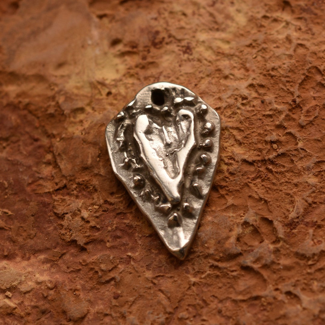 „Herz der Zuneigung“ – handgefertigter Anhänger aus 925er Silber, Talisman für Liebe und Zärtlichkeit, Skulpturenschmuck im Boho- und rustikalen Stil | Art Diva